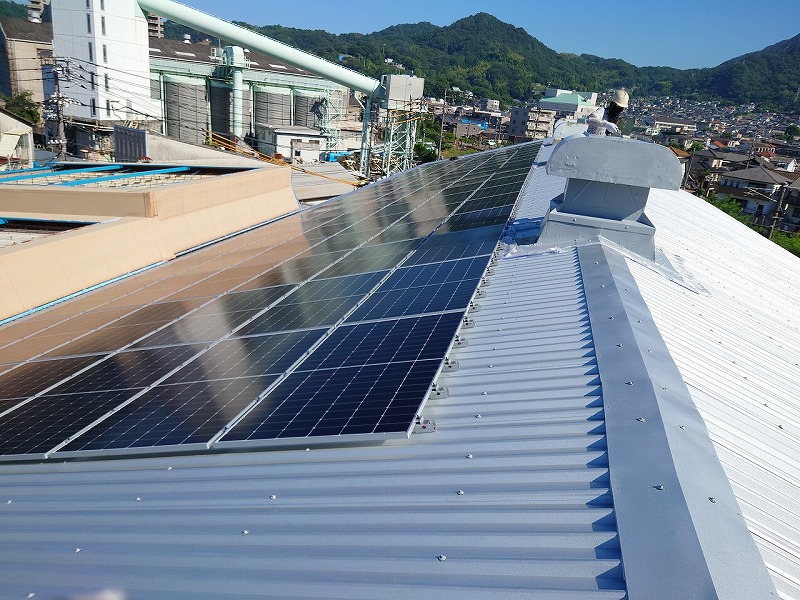 本社屋根太陽光パネル